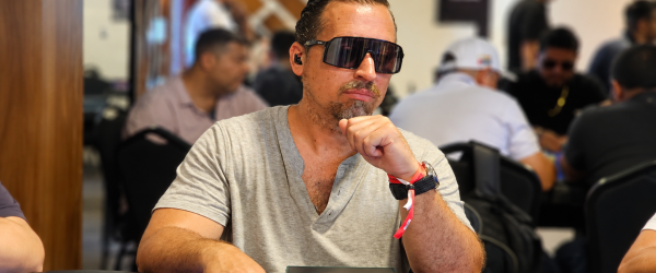 Jugador concentrado en la mesa de póker