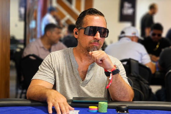Jugador concentrado en la mesa de póker