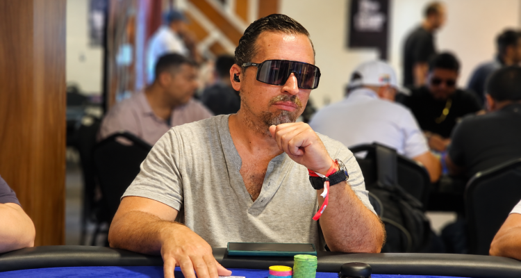 Jugador concentrado en la mesa de póker