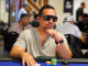 Jugador concentrado en la mesa de póker